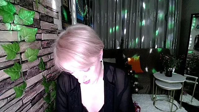 Snapshot of Hot_Girl87 chatting on December 19, 6:23 pm Hot Girl87 online show from December 19, 6:23 pm