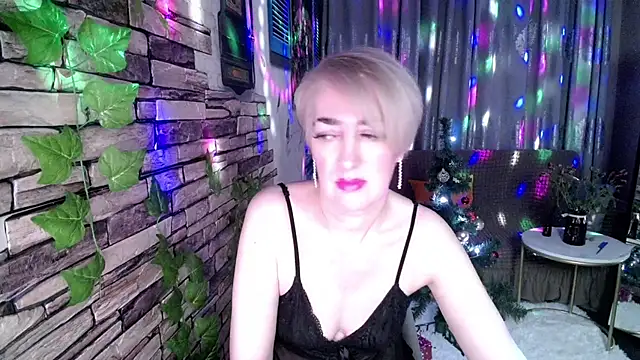 Snapshot of Hot_Girl87 chatting on December 21, 6:55 pm Hot Girl87 online show from December 21, 6:55 pm