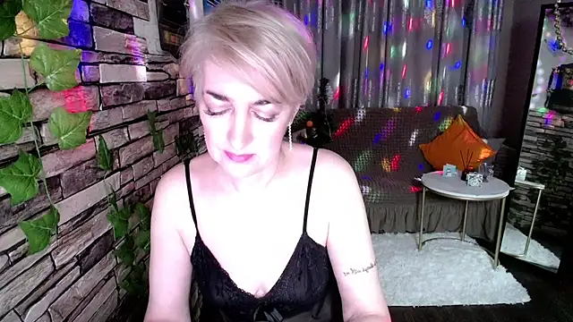 Snapshot of Hot_Girl87 chatting on December 30, 8:04 pm Hot Girl87 online show from December 30, 8:04 pm