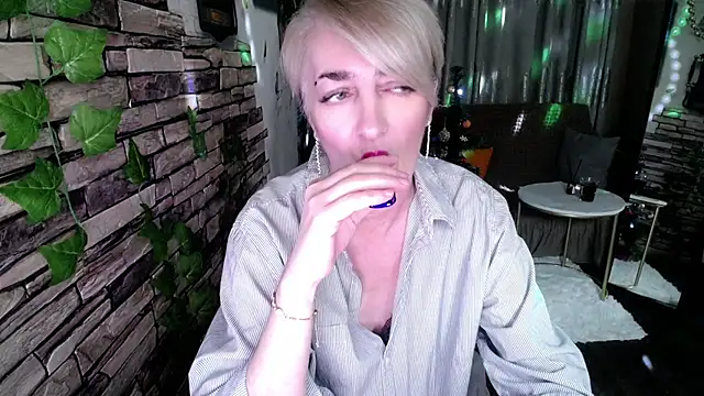 Snapshot of Hot_Girl87 chatting on January 5, 1:58 pm Hot Girl87 online show from January 5, 1:58 pm