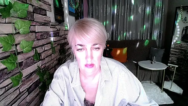 Snapshot of Hot_Girl87 chatting on January 5, 8:21 pm Hot Girl87 online show from January 5, 8:21 pm