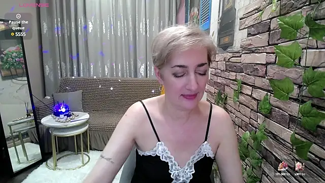 Snapshot of Hot_Girl87 chatting on February 4, 9:41 pm Hot Girl87 online show from February 4, 9:41 pm