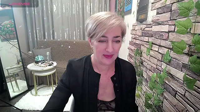 Snapshot of Hot_Girl87 chatting on February 5, 11:50 pm Hot Girl87 online show from February 5, 11:50 pm