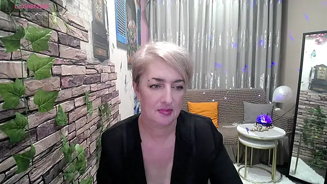 Snapshot of Hot_Girl87 chatting on February 9, 2:40 pm Hot Girl87 online show from February 9, 2:40 pm