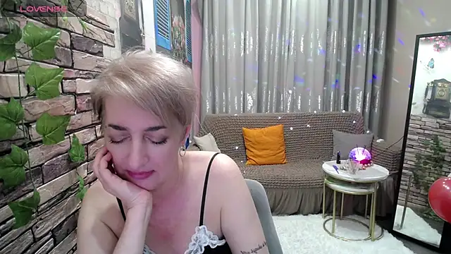 Snapshot of Hot_Girl87 chatting on February 10, 12:41 am Hot Girl87 online show from February 10, 12:41 am