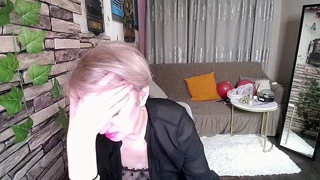 Snapshot of Hot_Girl87 chatting on February 13, 7:31 pm Hot Girl87 online show from February 13, 7:31 pm