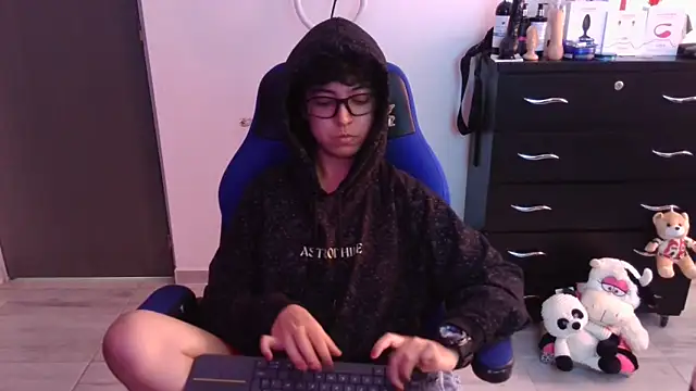 thomascooper7 online show from January 18, 7:17 pm