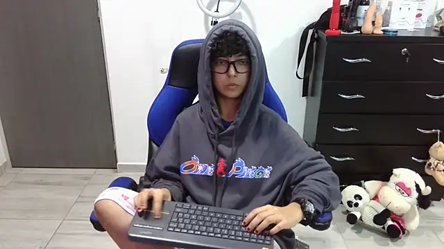 thomascooper7 online show from March 13, 2:07 am