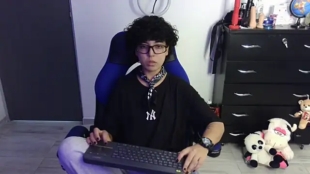 thomascooper7 online show from April 8, 8:20 pm