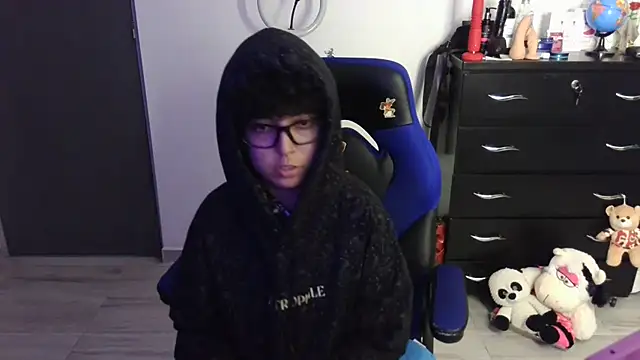 thomascooper7 online show from April 11, 10:47 pm