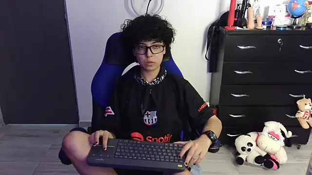 thomascooper7 online show from April 13, 7:08 pm