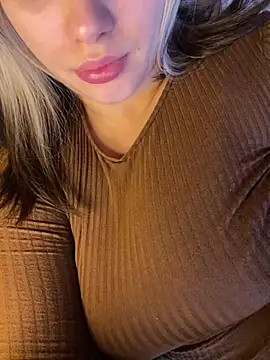 Snapshot of 69Laura696 chatting on December 17, 9:39 am 69Laura696 online show from December 17, 9:39 am