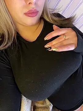 Snapshot of 69Laura696 chatting on December 19, 12:01 pm 69Laura696 online show from December 19, 12:01 pm