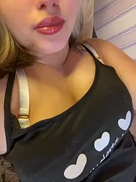 Snapshot of 69Laura696 chatting on January 23, 9:29 am 69Laura696 online show from January 23, 9:29 am