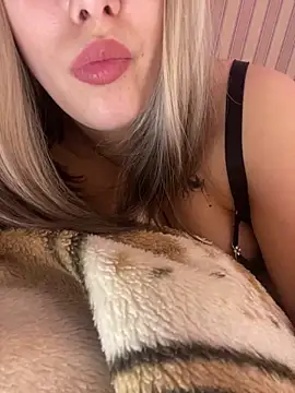 Snapshot of 69Laura696 chatting on February 8, 6:22 pm 69Laura696 online show from February 8, 6:22 pm