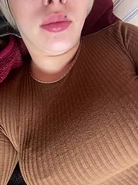 Snapshot of 69Laura696 chatting on February 21, 9:34 am 69Laura696 online show from February 21, 9:34 am