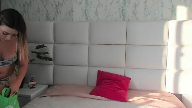 Snapshot of MIA__SAENZ chatting on January 9, 11:36 am MIA SAENZ online show from January 9, 11:36 am