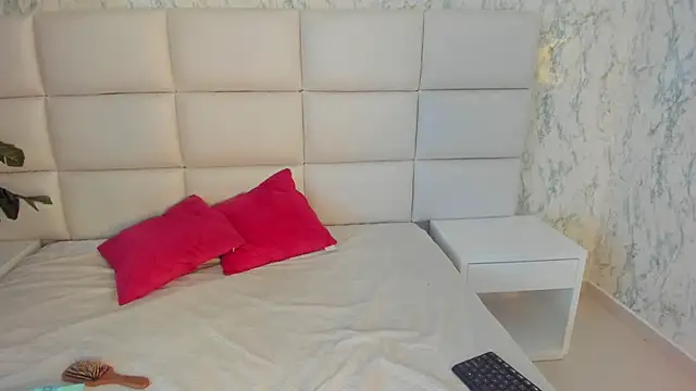 Snapshot of MIA__SAENZ chatting on January 16, 12:20 pm MIA SAENZ online show from January 16, 12:20 pm