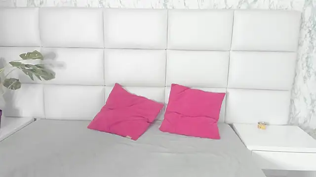 Snapshot of MIA__SAENZ chatting on March 3, 12:27 pm MIA SAENZ online show from March 3, 12:27 pm