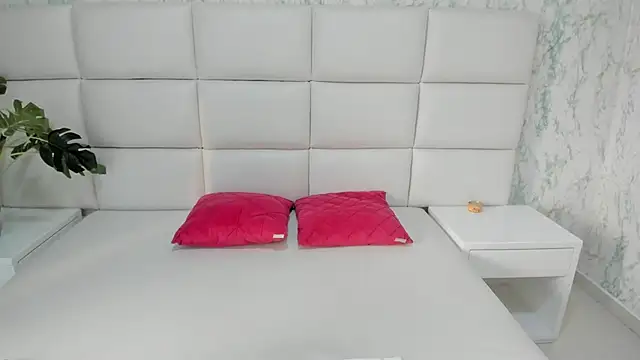 Snapshot of MIA__SAENZ chatting on March 13, 12:02 pm MIA SAENZ online show from March 13, 12:02 pm