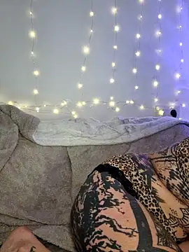 lizzardqueeen online show from February 18, 3:57 am