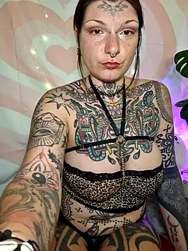 lizzardqueeen online show from March 5, 7:21 pm