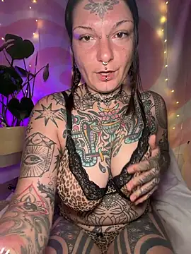 Snapshot of lizzardqueeen chatting on March 31, 4:46 am lizzardqueeen online show from March 31, 4:46 am
