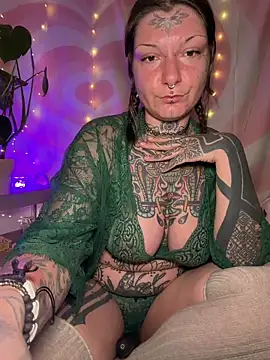 Snapshot of lizzardqueeen chatting on April 4, 8:23 am lizzardqueeen online show from April 4, 8:23 am