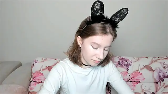 Snapshot of EnigmaSee chatting on December 16, 2:25 am EnigmaSee online show from December 16, 2:25 am
