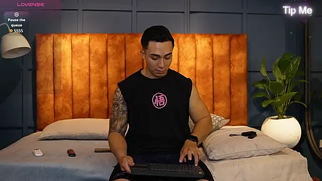 Snapshot of Ryan_Hunt chatting on October 14, 12:50 pm Ryan Hunt online show from October 14, 12:50 pm