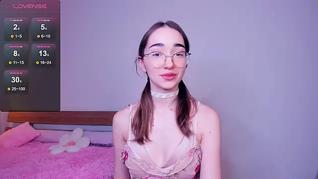 Snapshot of PollyBeev chatting on February 28, 11:14 am PollyBeev online show from February 28, 11:14 am