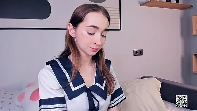 Snapshot of PollyBeev chatting on September 15, 7:41 am PollyBeev online show from September 15, 7:41 am