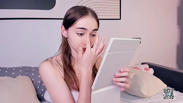 Snapshot of PollyBeev chatting on September 19, 9:00 am PollyBeev online show from September 19, 9:00 am