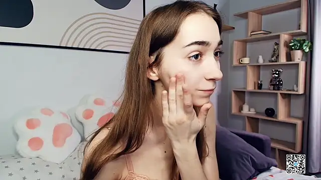 Snapshot of PollyBeev chatting on October 6, 7:28 am PollyBeev online show from October 6, 7:28 am