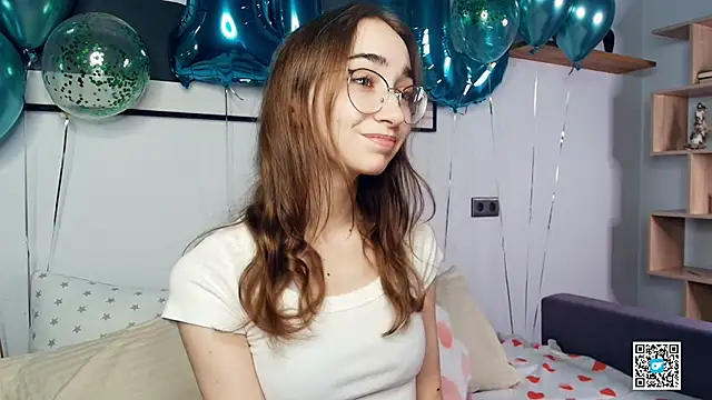 Snapshot of PollyBeev chatting on October 12, 7:07 am PollyBeev online show from October 12, 7:07 am