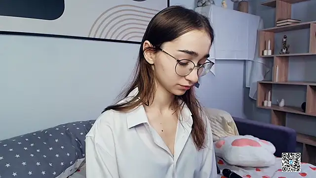 Snapshot of PollyBeev chatting on October 25, 6:21 am PollyBeev online show from October 25, 6:21 am