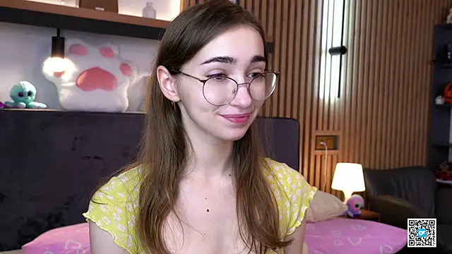 Snapshot of PollyBeev chatting on November 8, 6:46 am PollyBeev online show from November 8, 6:46 am