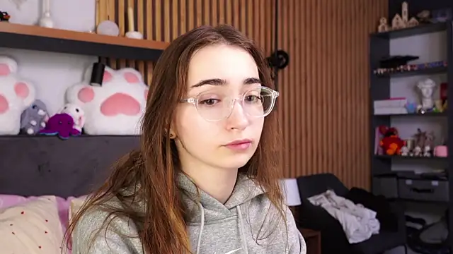 Snapshot of PollyBeev chatting on April 9, 7:14 am PollyBeev online show from April 9, 7:14 am