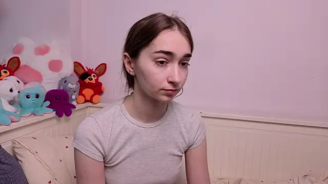 Snapshot of PollyBeev chatting on July 10, 7:23 am PollyBeev online show from July 10, 7:23 am