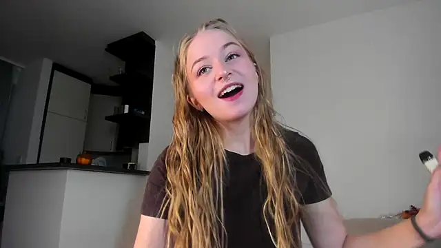 Snapshot of MiaMews chatting on October 27, 12:53 pm MiaMews online show from October 27, 12:53 pm