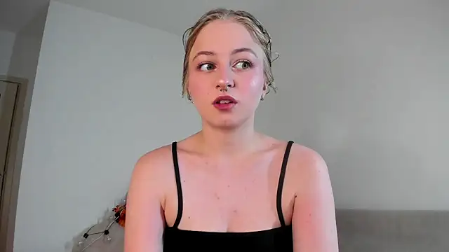 Snapshot of MiaMews chatting on November 26, 1:23 pm MiaMews online show from November 26, 1:23 pm