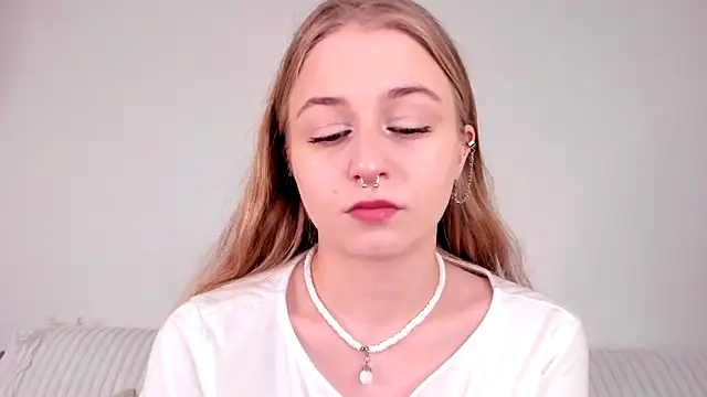 Snapshot of MiaMews chatting on February 14, 7:21 pm MiaMews online show from February 14, 7:21 pm