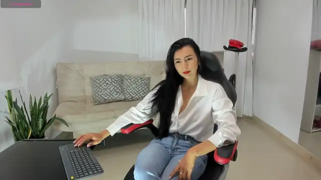 Snapshot of coniie_jhons chatting on February 13, 12:45 pm coniie jhons online show from February 13, 12:45 pm