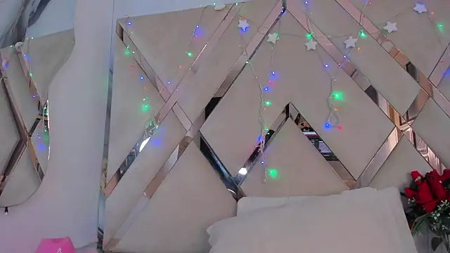 ninaht online show from December 18, 9:32 pm