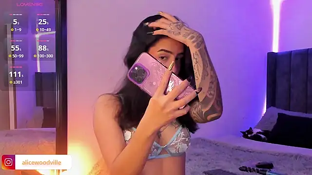 Snapshot of Alice_woodville chatting on January 26, 5:23 pm Alice woodville online show from January 26, 5:23 pm