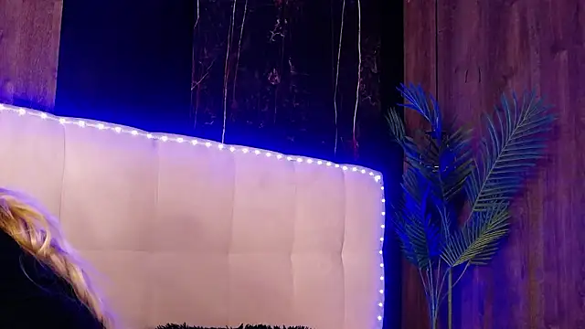 Snapshot of MelanieBrownn chatting on February 19, 6:42 am MelanieBrownn online show from February 19, 6:42 am