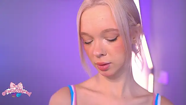  AlinaBailey online show from May 11, 8:20 am