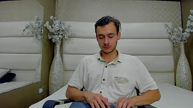 Desmon Clark online show from February 6, 5:46 am