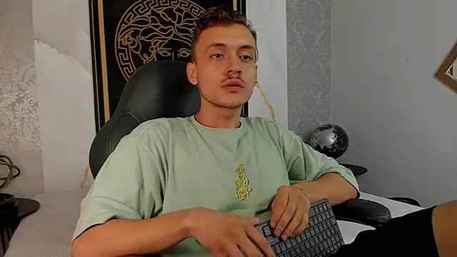 Desmon Clark online show from February 27, 1:38 am