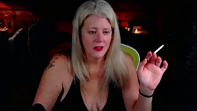 Snapshot of AliceHarlot chatting on November 19, 5:18 am AliceHarlot online show from November 19, 5:18 am